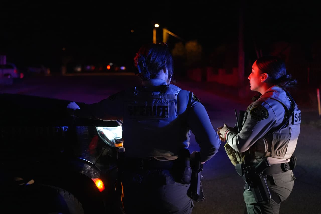 Más tarde, el mismo martes 10, las autoridades informaron de un 
<b>allanamiento en Río Rico</b>, a apenas media hora de la frontera con México, así como del arresto de una persona de interés para ser interrogada.