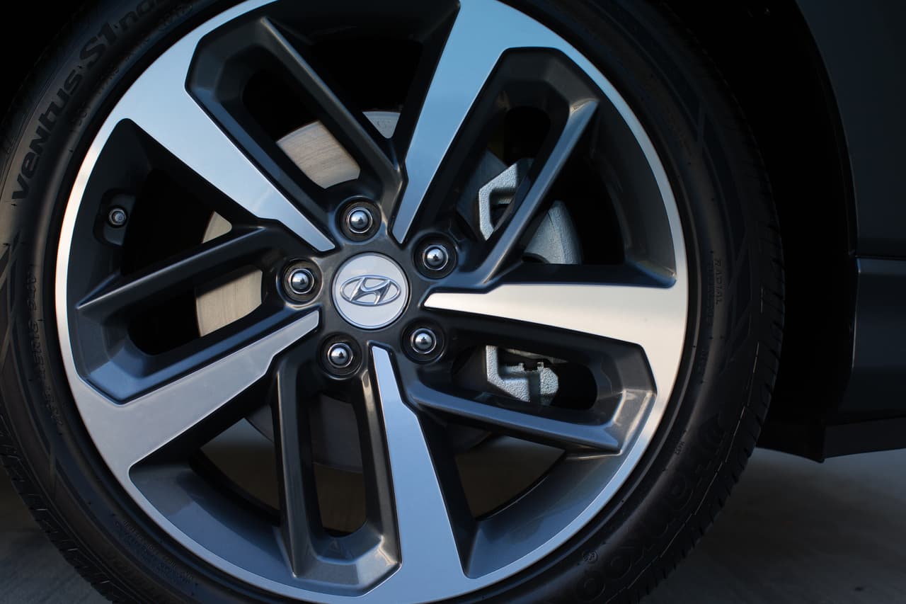 <b>Hyundai Kona 2018</b>
<br>Llega con rines de aluminio de 18 pulgadas con llantas P.235/45R18