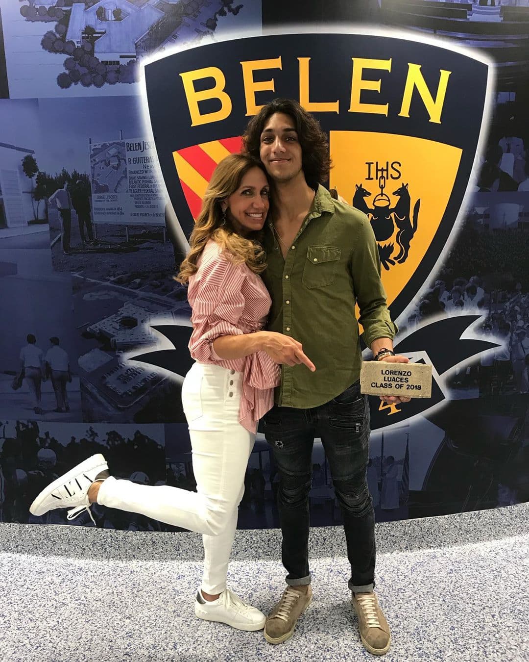 Y aunque ahora su hijo se encuentra en California estudiando en la universidad, la 
<b><a href="https://www.univision.com/shows/el-gordo-y-la-flaca/el-abrazo-de-despedida-que-le-dio-lili-estefan-a-su-hijo-antes-de-irse-fotos">distancia no impidió</a></b> a La Flaca hacerle sentir su amor.