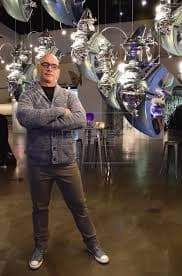 Castro asegura que su éxito es el resultado de años de esfuerzo y trabajo constante, característica que identifica a los inmigrantes en Estados Unidos. Las proyecciones del diseñador son catapultarse en los récord Guinness con un ventilador de techo que construye con aspas de un viejo helicóptero.