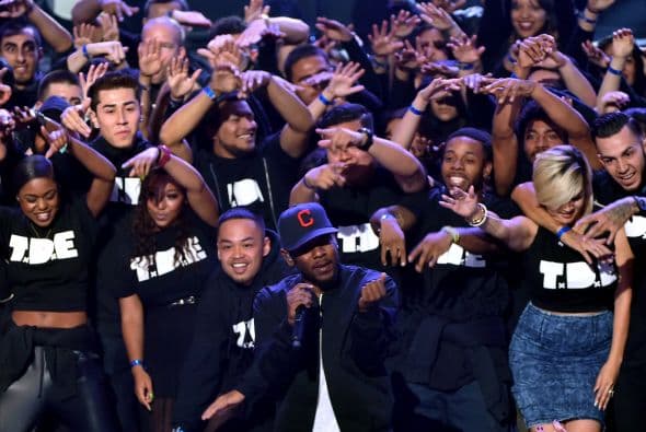 El rapero contó con un gran coro para su número.