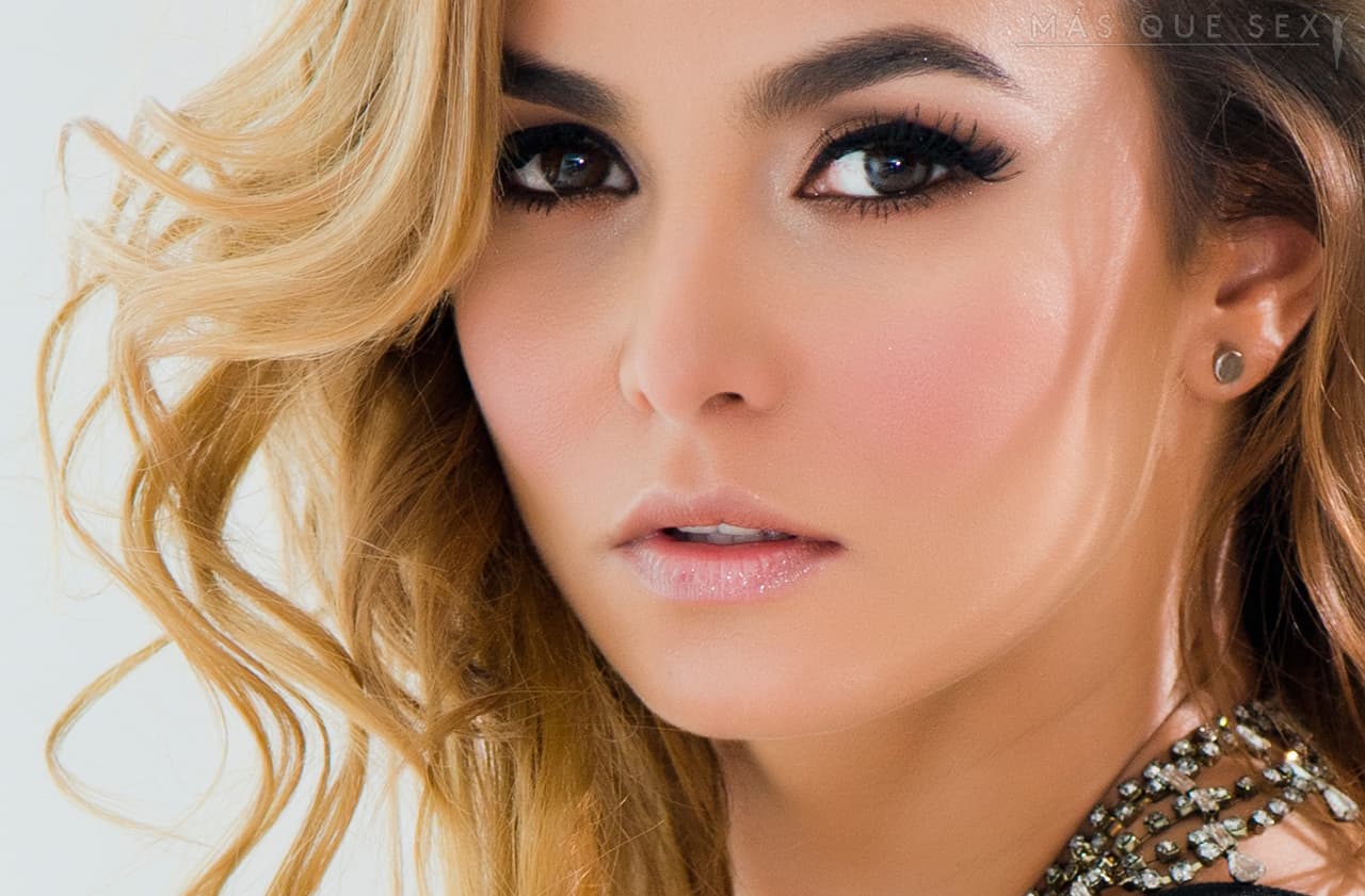 Carolina ama hacer entrevistas y le gustaría poder perfeccionar su estilo y lograr en cada una de ellas sacar la parte humana y divertida de las personas.