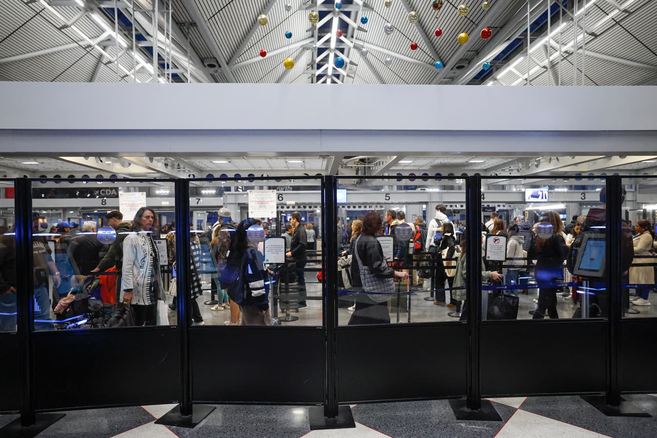 Según un informe de 
<a href="https://www.airlines.org/news-update/latest-data-shows-huge-impact-of-the-government-shutdown-on-airlines-and-our-customers/" target="_blank">Airlines for America</a>, los retrasos han afectado a 
<b>más de cuatro millones de pasajeros entre el 1 de octubre y el 7 de noviembre.</b>
<br>
<br>Este sábado, 8 de noviembre, se registró 
<b>el mayor número de minutos de retraso en el espacio aéreo naciona</b>l desde el inicio del cierre, según el informe.