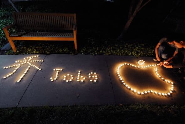 Miles de fanáticos en todo el mundo hicieron de las tiendas Apple un santuario para recordar el legado que dejó el visionario Steve Jobs.