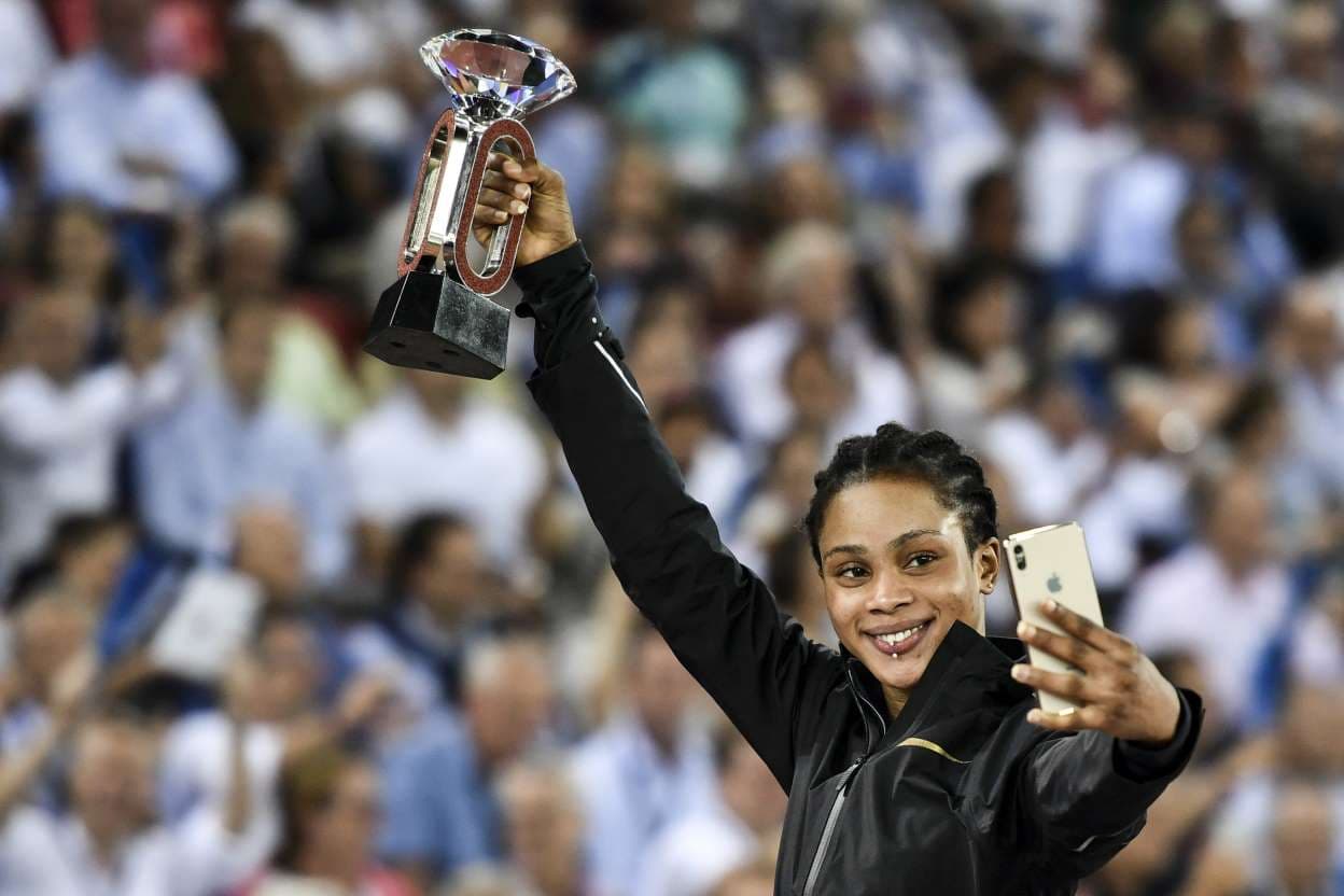 Salwa Eid Naser se toma selfie con trofeo.