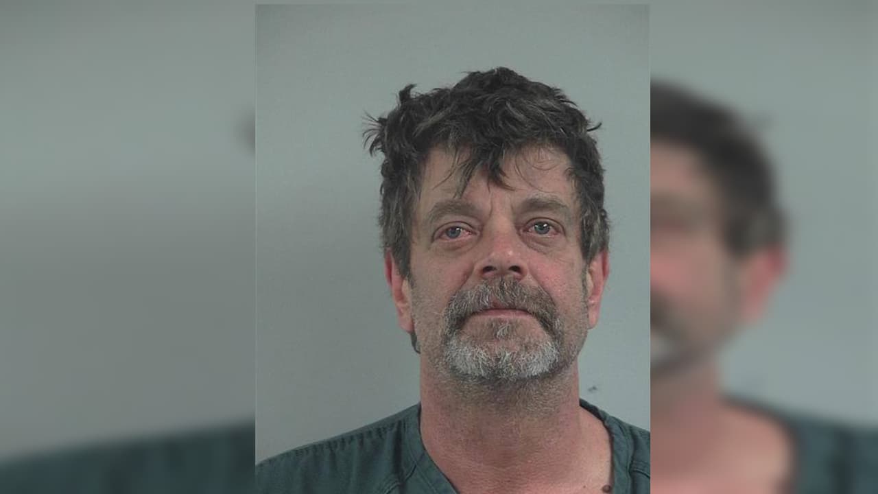 “Vestido de mujer, usando pañal y comiendo heces”: Las fotos que un niño halló de su padre y por las que habría sido asesinado