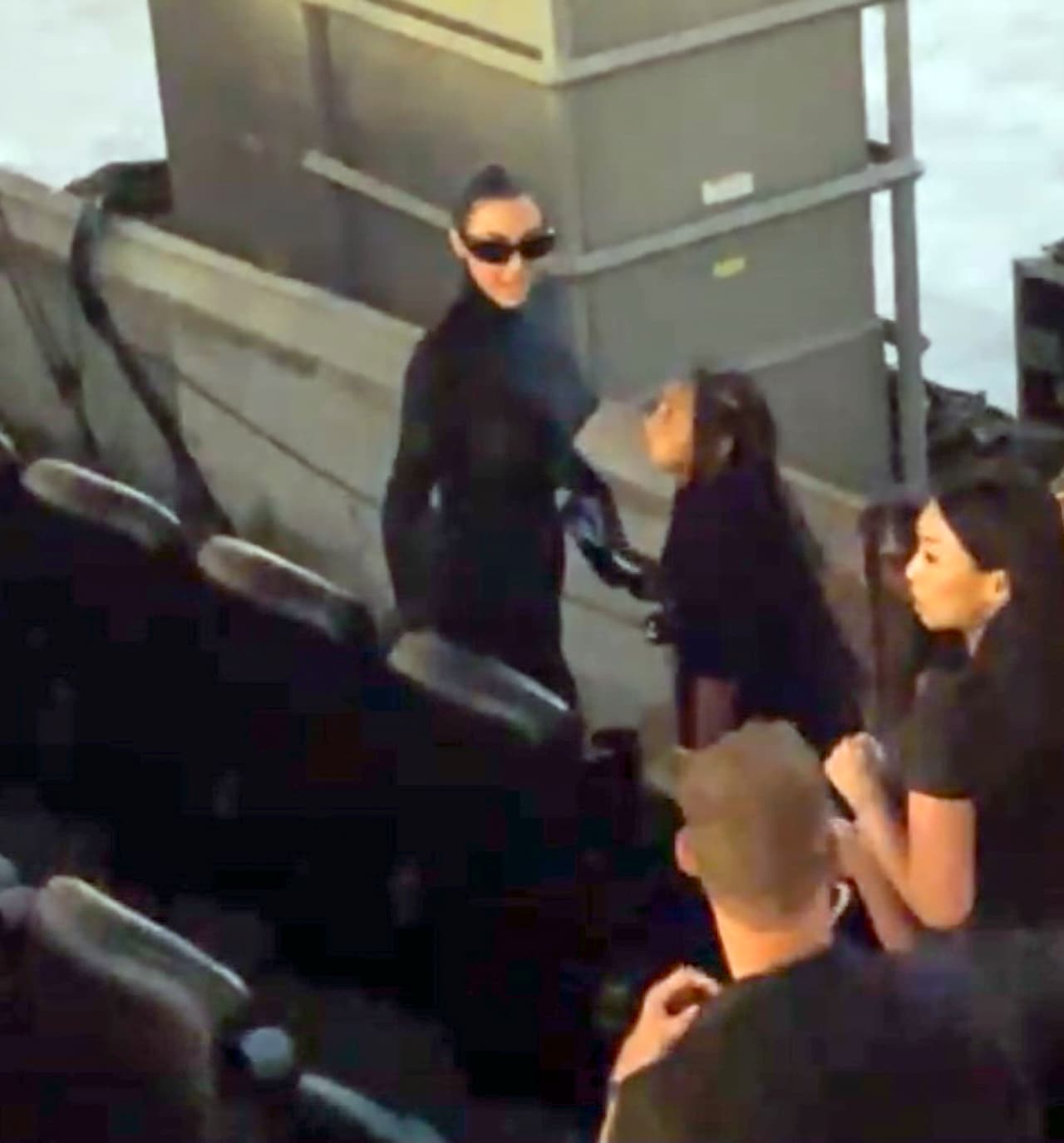 Según esta fuente, es él quien ha llevado a su ex y a sus hijos desde Los Ángeles a Atlanta para que puedan estar con el cantante en este relevante momento de su carrera. 
<br>