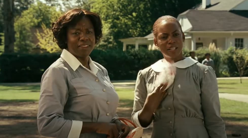 <b>'Historias cruzadas'</b>
<br>A lo largo de la película que le dio a Octavia Spencer el Premio Óscar a la Mejor Actriz de Reparto se puede ver a las empleadas del hogar con su uniforme de trabajo, sin ningún accesorio o maquillaje de más.