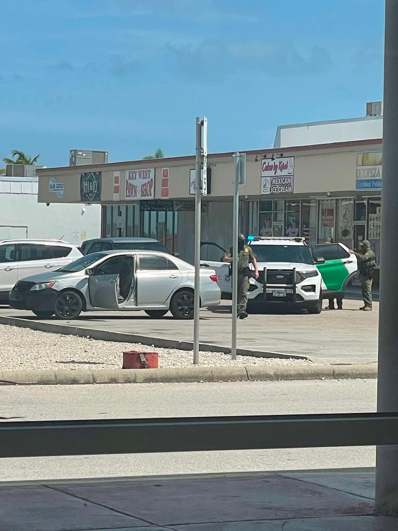 Esta imagen muestra cuando el padre del miembro de la Armada de EEUU fue detenido por ICE al sur de Florida.
