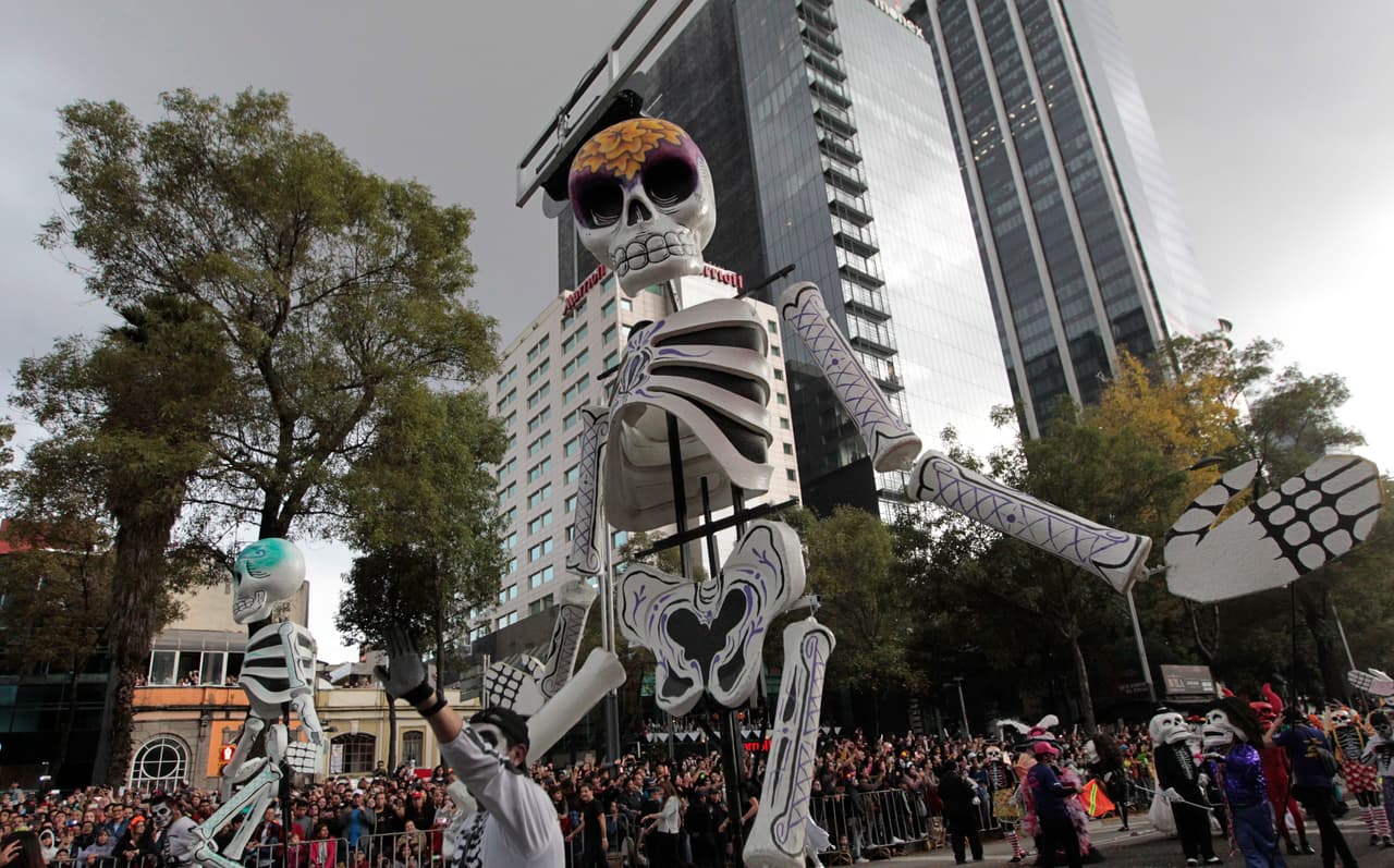 En la zócalo capitalino se instaló también la tradicional ofrenda monumental, que esta año rinde homenaje a los migrantes que han perdido su vida en su búsqueda de mejores oportunidades.