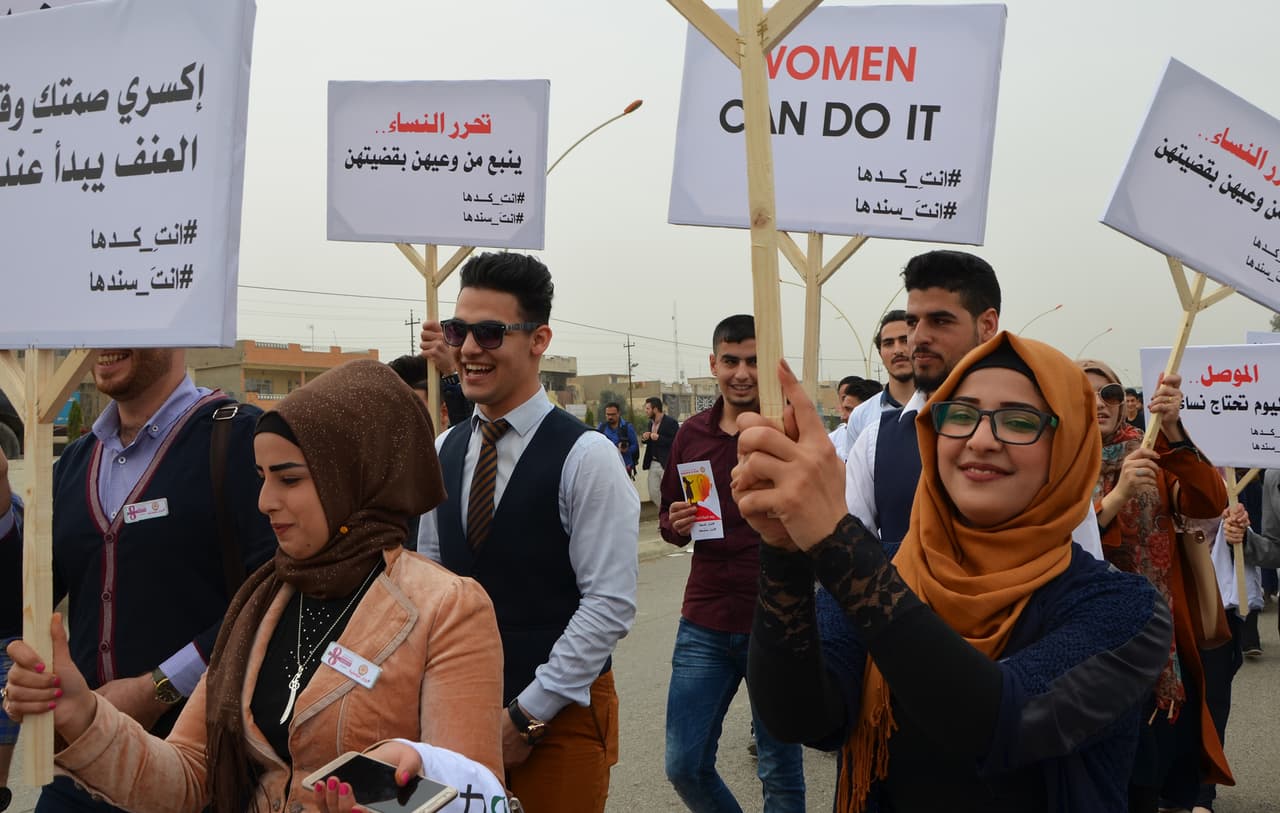 <b>Irak.</b> Jóvenes mujeres participan en una marcha del Día de la Mujer en Mosul, ciudad que estuvo ocupada por las fuerzas de la organización terrorista Estado Islámico hasta el año pasado cuando fue liberada por las fuerzas del gobierno iraquí después de meses de cruentas batallas.