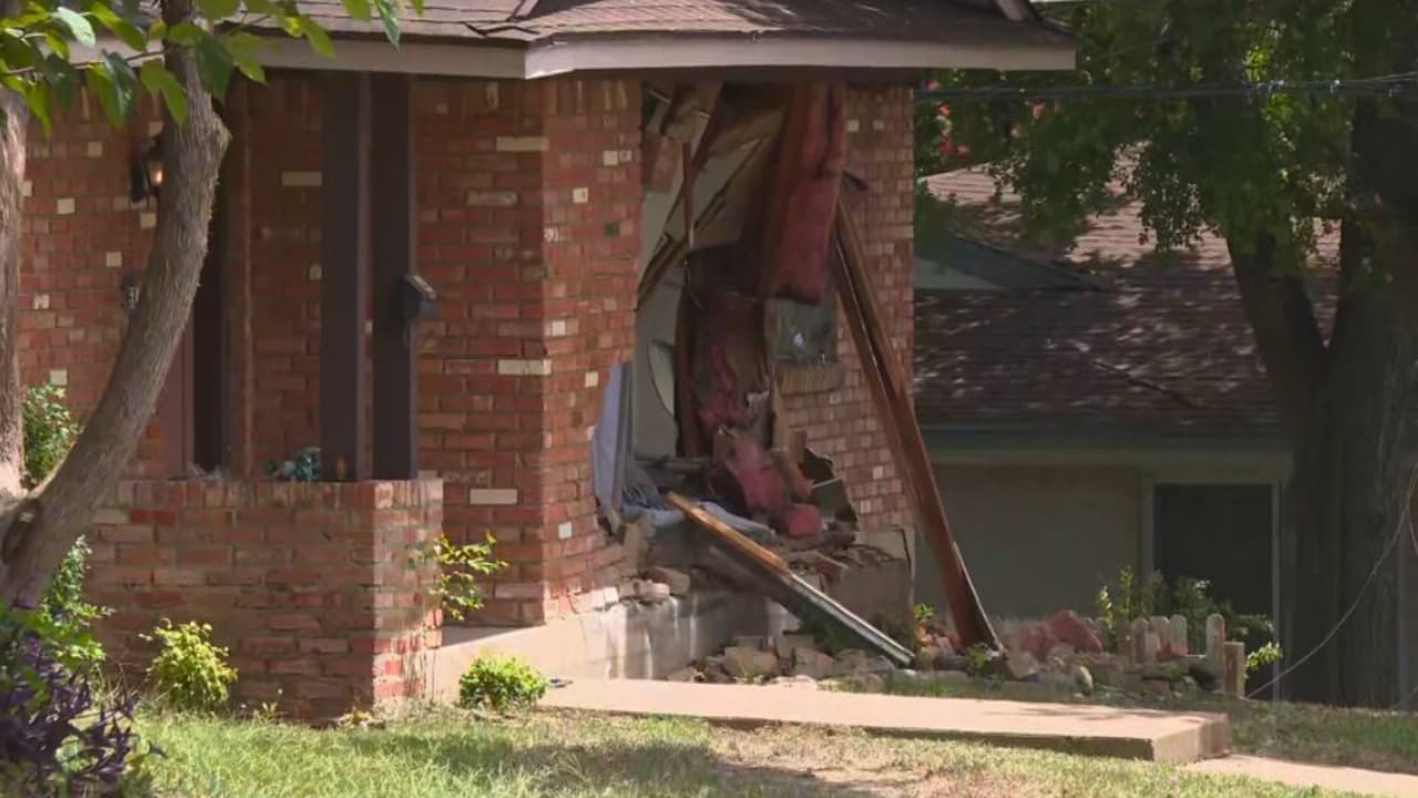 <h3 class="cms-H3-H3">¿Qué pasó y dónde? </h3>
<br>El accidente ocurrió alrededor de las 3:15 a.m. del 27 de julio en la cuadra 6800 de Woodwick Drive, una zona residencial cercana a Buckner Boulevard y Lake June Road. Según los primeros reportes de la policía,
<b> se trató de un accidente de un solo vehículo. </b>El automóvil iba a exceso de velocidad cuando
<b> se salió del camino y terminó impactando violentamente dos viviendas</b>. Equipos de Dallas Fire-Rescue acudieron al lugar y confirmaron que el conductor había fallecido en el sitio. El pasajero sobrevivió, pero fue trasladado de urgencia con lesiones graves.