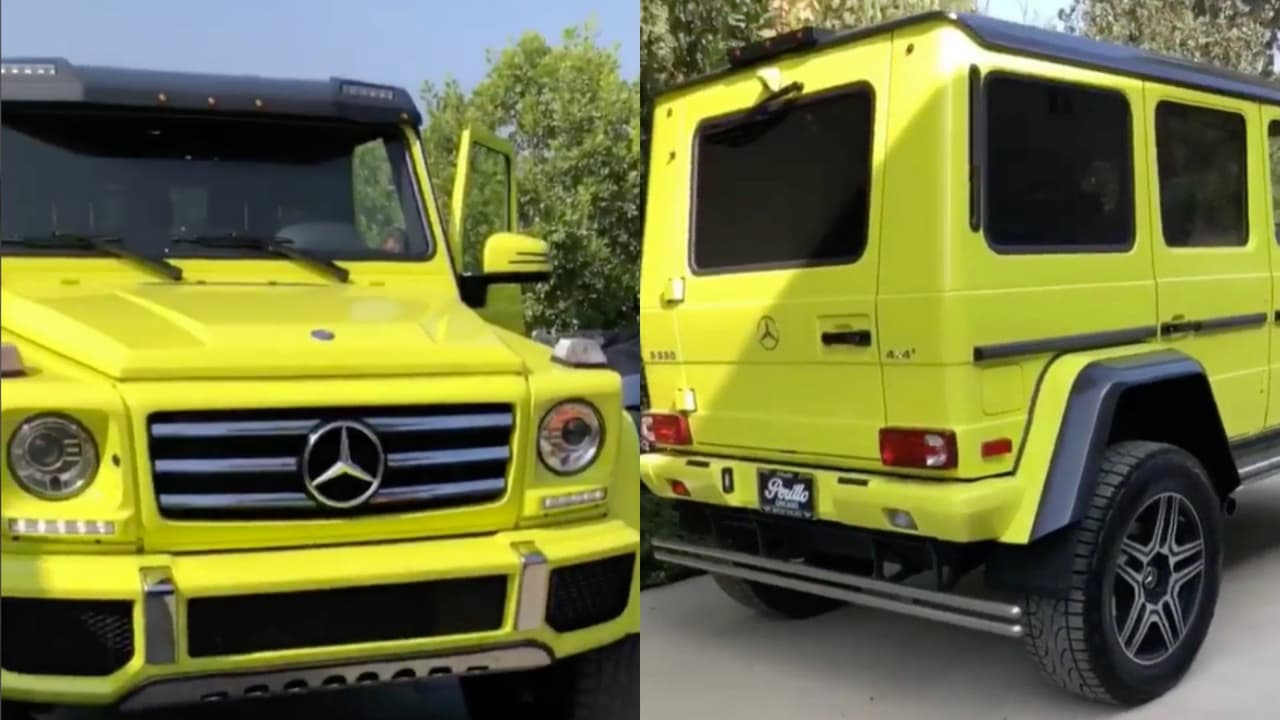 <b>Kim Kardashian</b> fue sorprendida a la salida del gimnasio por su esposo , el rapero
<b> Kanye West,</b> con una camioneta Mercedes-Benz G550 4X4 2018 con un color amarillo canario radioactivo. Kardashian se había enamorado de una camioneta similar hace unos días en Miami a donde fue para asistir a 
<b>la boda del rapero 2 Chainz</b>, y no dejaba de hablar de la camioneta. ¡Qué manera de hacerla callar!
<br>
<br>El precio inicial de esta camioneta es de 
<b>227,300 dólares</b>, aunque quién sabe cual sería el costo final de este modelo con su pintura especial y aditamentos de carga en el techo. La G550 4X4 está equipada con un V8 biturbo de 4.0 litros que genera 416 caballos de fuerza. Este no es el modelo más costoso ni el más poderoso de la Clase-G de Mercedes-Benz, pero uno de los más vistosos.
