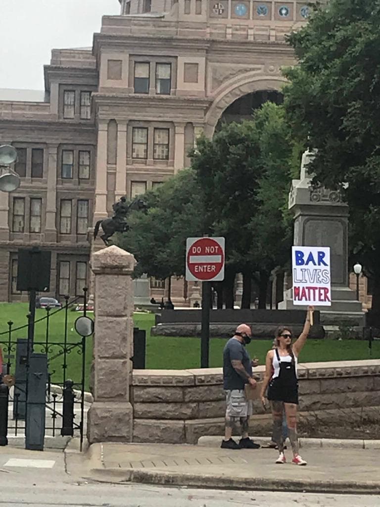 Diggs hizo un llamado a los dueños y empleados de estos establecimientos a protestar utilizando mascarillas y respetando el distanciamiento social “para evitar ser parte del problema”. Pero al lugar acudieron personas sin sus mascarillas.