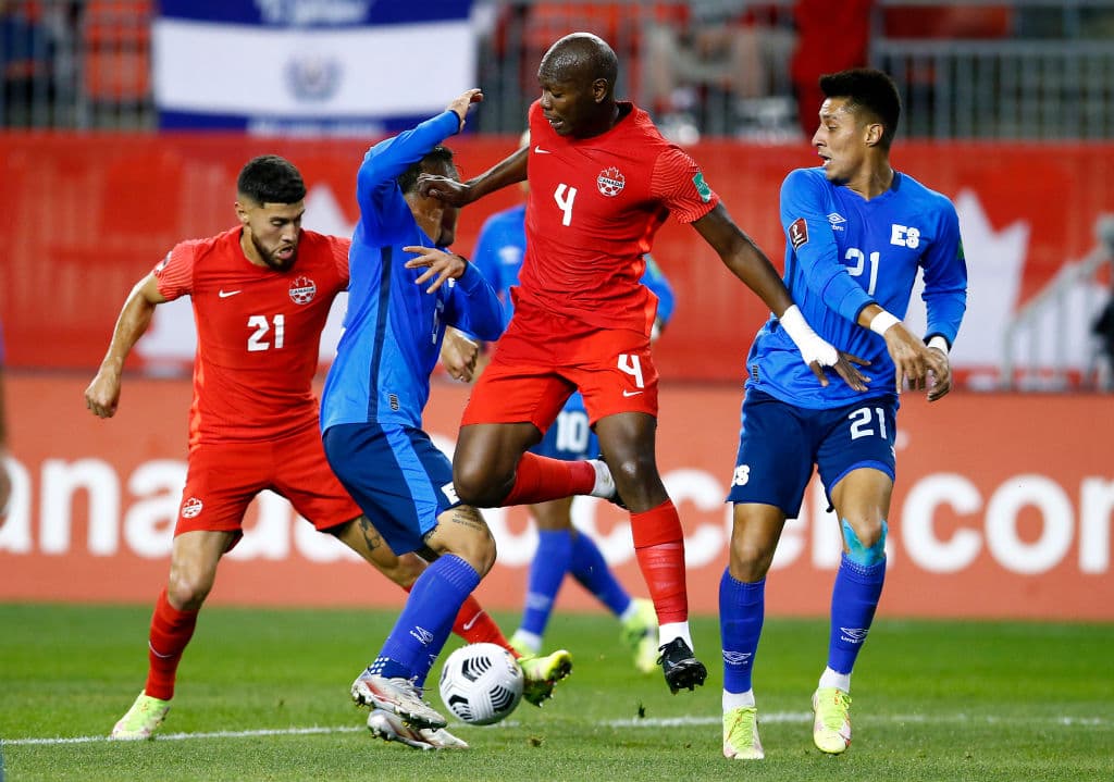 Atiba Hutchinson, Jonathan David y Tajon Buchanan fueron las estrellas canadienses que anotaron en la goleada 3-0 sobre El Salvador.