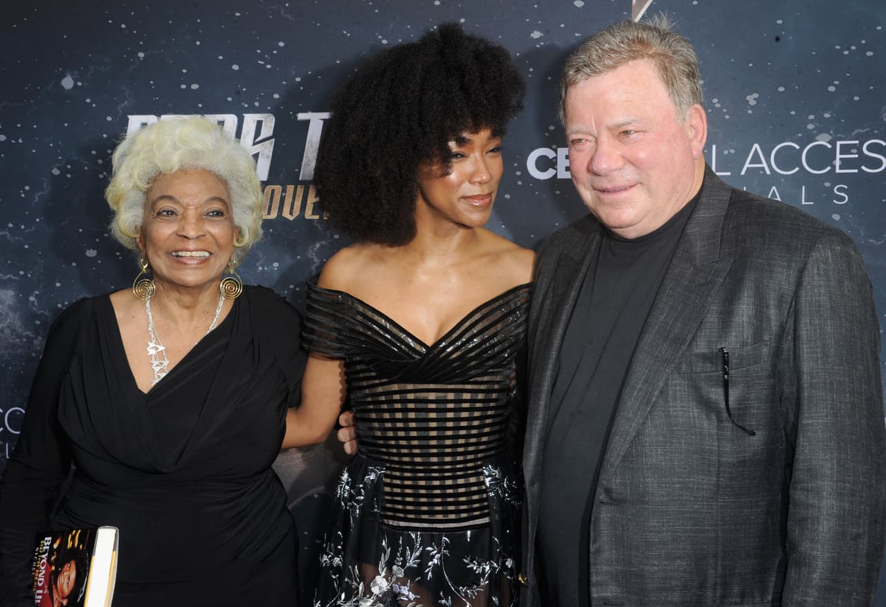 “Hubo de todo tipo de respuestas y fue la reacción más grande a un solo episodio. La gente habló de esto durante mucho tiempo”, agregó Nichols. En la fotografía los protagonistas del primer beso interracial de la TV, 49 años después en Los Ángeles.