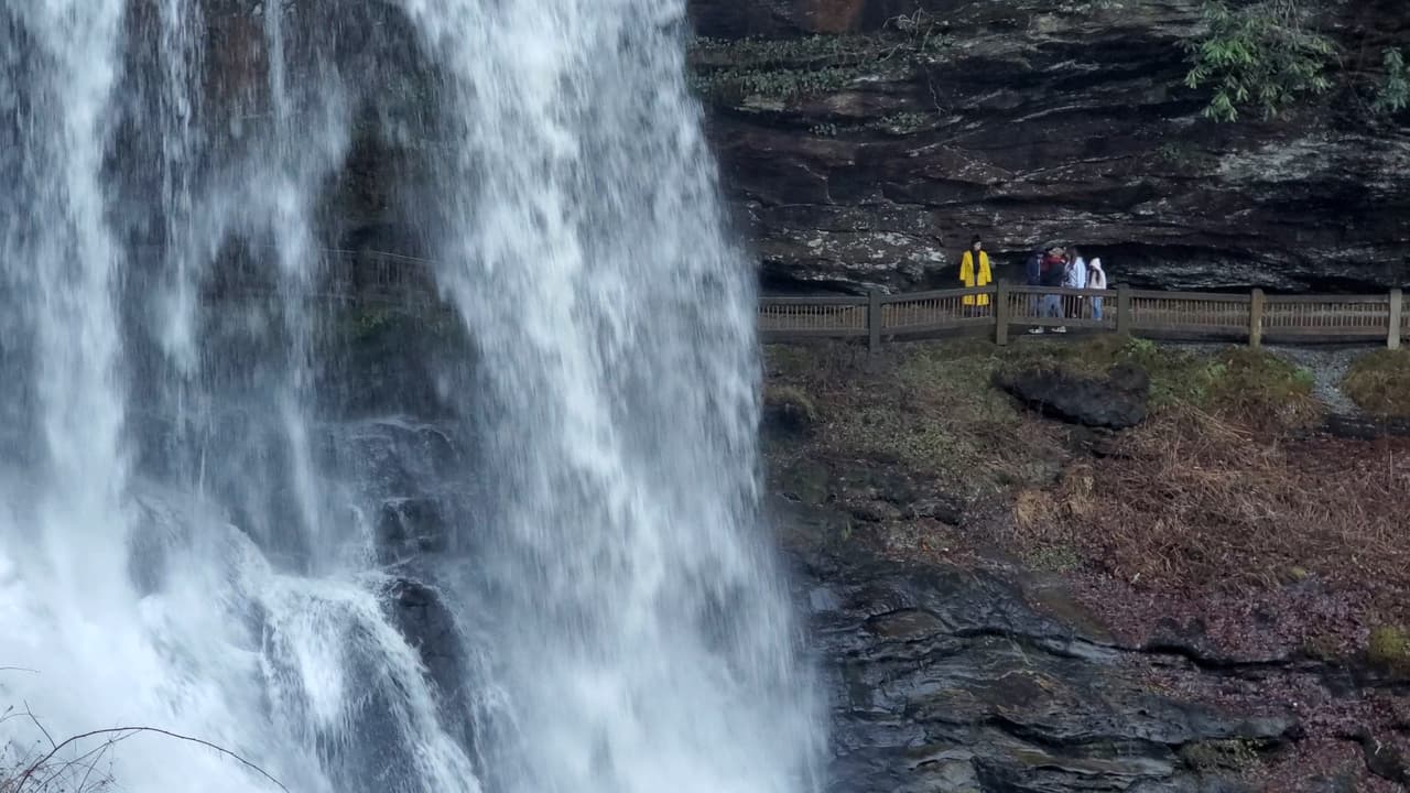 Los turistas abarrotan Dry Falls todo el año y especialmente durante los feriados.