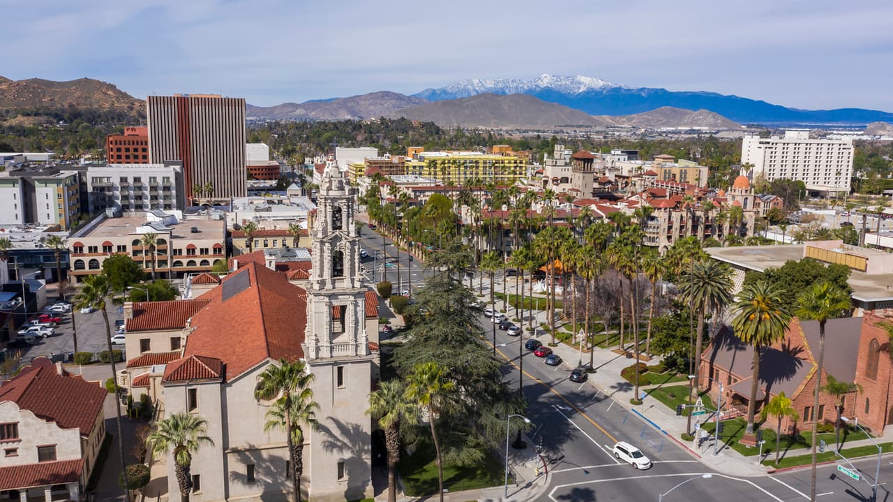 <h3 class="cms-H3-H3">1.- Riverside, California</h3>
<br>
<br>
<b>Costo promedio anual:</b> $1,225
<br>
<b>Tiempo promedio de traslado al trabajo:</b> 33 minutos
<br>
<b>Horas perdidas en el tráfico al año:</b> 32
<br>