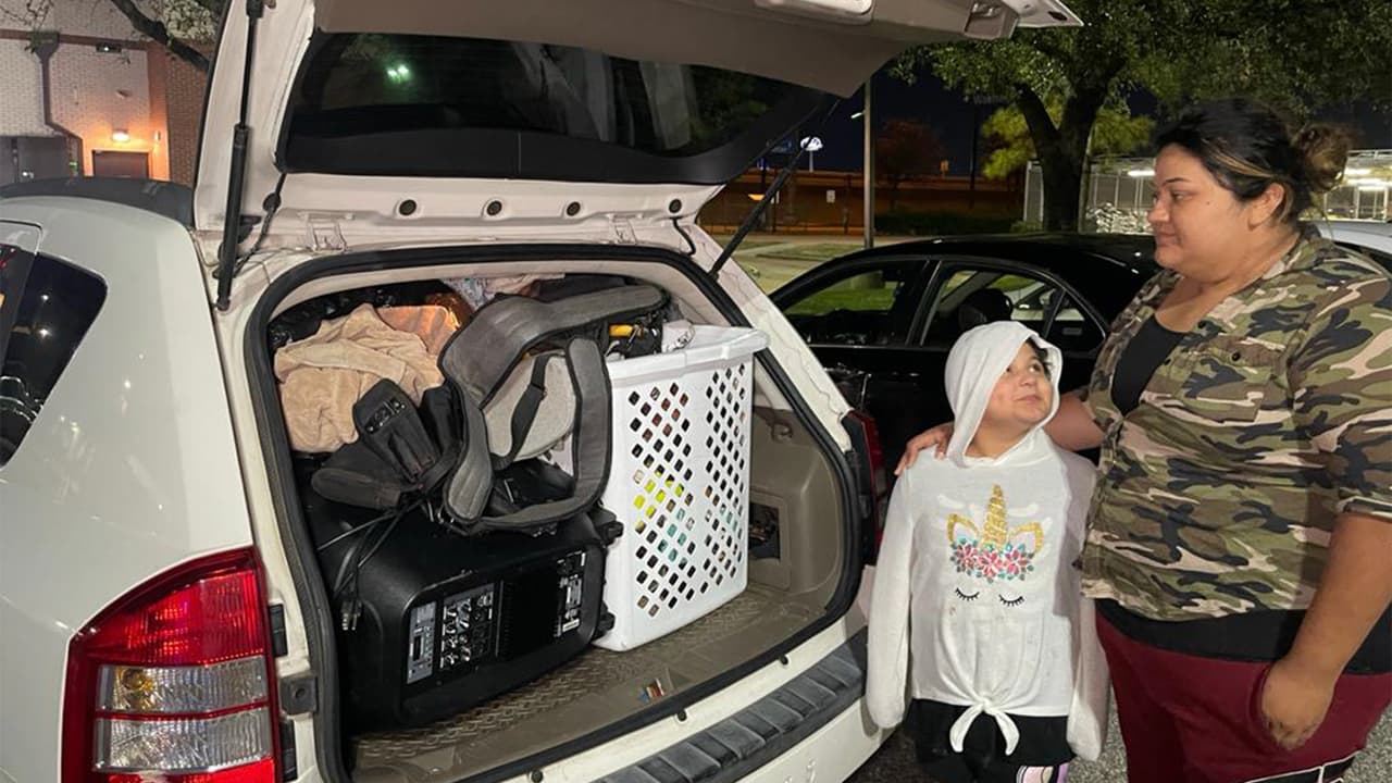 "Hemos pasado hambre": Madre hispana duerme en un vehículo junto a sus dos hijas tras ser desalojada de su vivienda