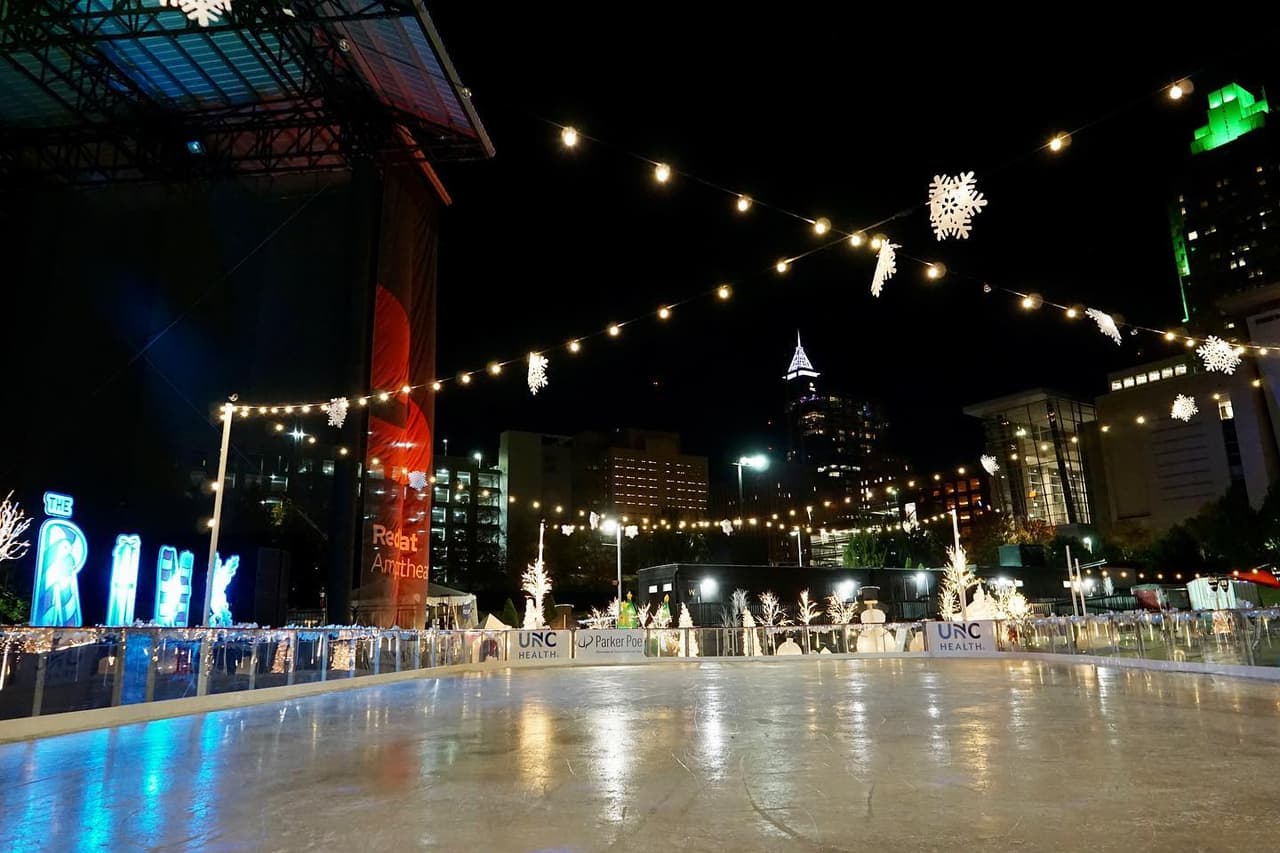 <b><a href="https://www.visitraleigh.com/plan-a-trip/visitraleigh-insider-blog/post/the-rink-brings-ice-skating-to-downtown-raleighs-red-hat-amphitheater/" target="_blank">The Rink en el Red Hat Amphitheater</a></b>. En esta temporada navideña, los residentes y visitantes pueden disfrutar de la emoción del patinaje sobre hielo en el corazón del centro de Raleigh en Red Hat Amphitheatre.