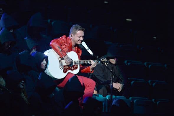 Y nos deleitó con su voz y su guitarra.