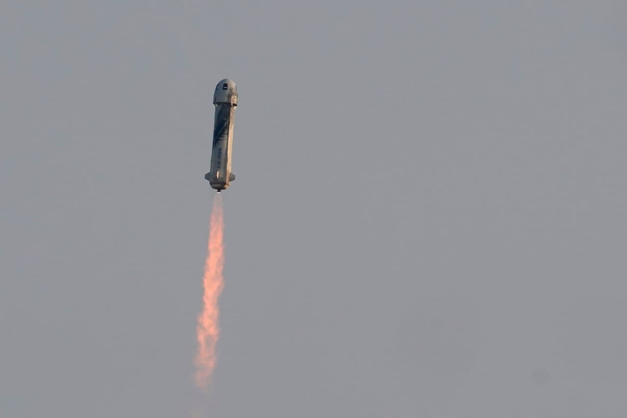 El New Shepard salió de la base de lanzamientos de Blue Origin cerca de Van Horn, Texas.