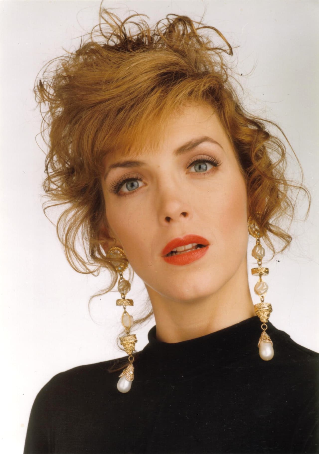 En la vida de 
<b><a href="https://www.univision.com/temas/laura-flores" target="_blank">Laura Flores</a></b> existen cinco matrimonios, pero el primero la marcó por la "violencia" que asegura vivió al lado de Sergio Fachelli. 
<br>