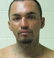 José Daniel Calderón, de 29 años, fue arrestado en la garita de Nogales cuando se identificó como un ciudadano estadounidense. Calderón había sido previamente deportado e identificado como miembro de la MS-13.