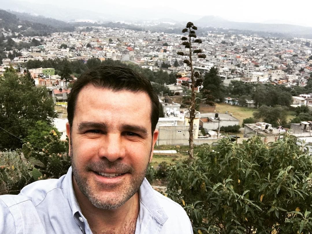 El último melodrama que realizó el actor fue en 2013, desde entonces no lo hemos visto actuar de nuevo. Ahora el actor podría entrar al mundo de la política y gobernar un municipio de Ocoyoacac, Estado de México.