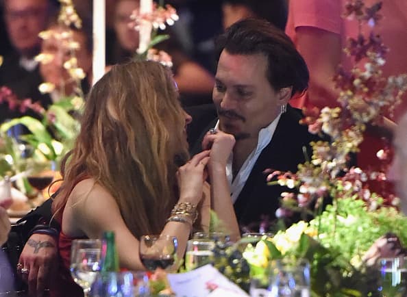 Estas y 
<a href="https://www.univision.com/entretenimiento/disparejas/la-familia-de-johnny-depp-odiaba-a-amber-heard-video">otras acusaciones de violencia</a> las ha negado Johnny Depp en repetidas ocasiones, incluso, ha dicho que todo es “parte de un engaño planeado para generar publicidad”.