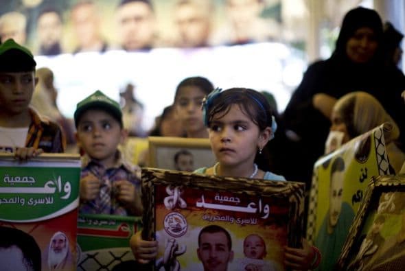 Donde manifestantes sostenían la imagen de Marwan Barghuti, un líder del levantamiento palestino que está en prisión desde 2002.