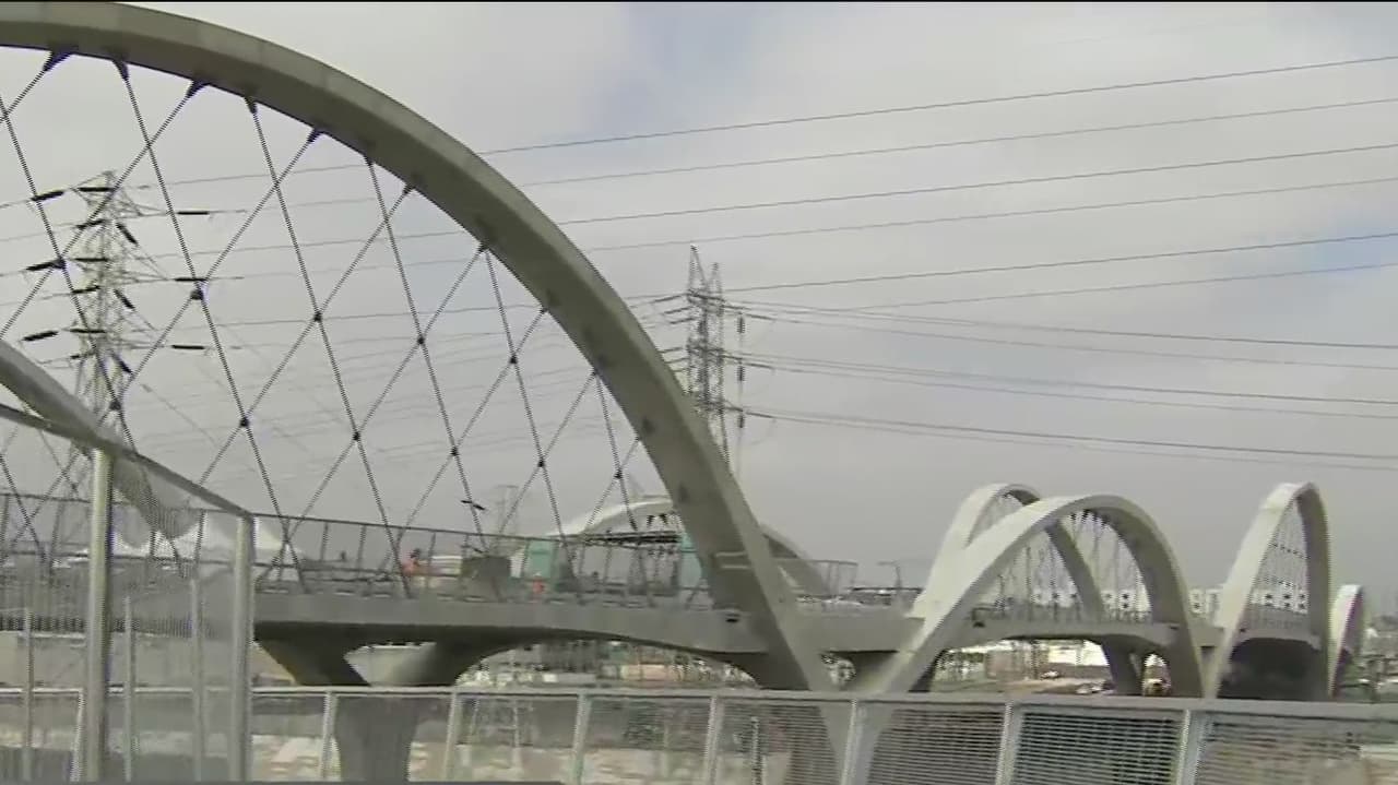 Inauguran viaducto en el centro de Los Ángeles