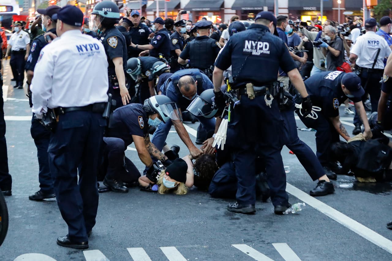 <b>La policía <a href="https://www.univision.com/temas/arrestos">arresta</a> a manifestantes durante una manifestación en el Barclays Center</b> en el distrito de Brooklyn de Nueva York.
