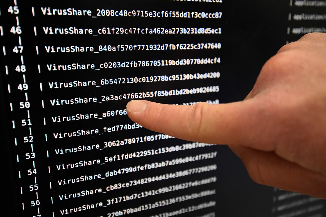 <b>8- Actualiza. </b>
<br>Para evitarlo, actualiza siempre navegador y sistema. Abre Windows Update o Mac App Store e instala todas las actualizaciones de seguridad. Asegúrate de que todos los parches se descargan porque es crucial para estar protegido. 
<b>No uses sistemas obsoletos</b> como
<b> </b>Windows 7 que no tiene parche de seguridad.