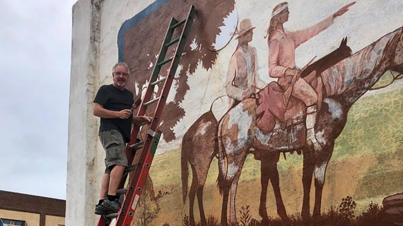 Herd repintado un mural de los indígenas Osage en Arkansas City, durante el otoño de 2018. La obra original fue pintada hace 35 años.