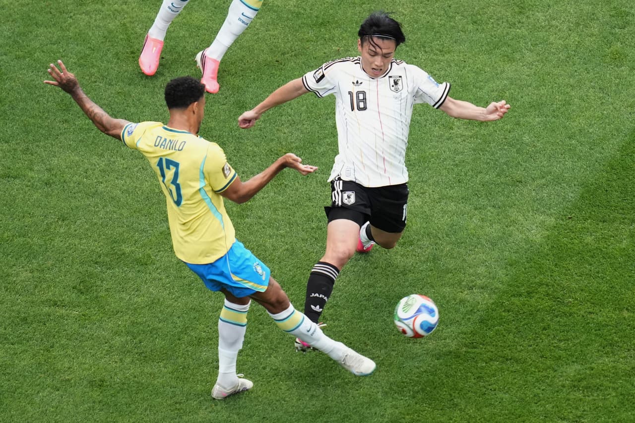 Takefusa Kubo (8), de Japón, disputa el balón con Danilo (13), de Brasil, durante el partido de dieciseisavos de final de la Copa Mundial entre Brasil y Japón en Houston, el lunes 29 de junio de 2026.