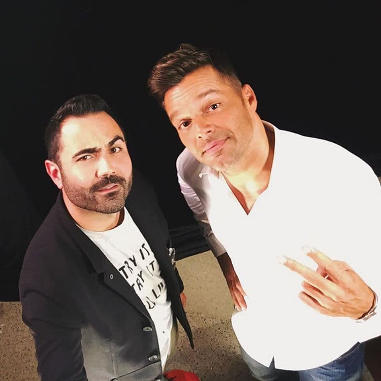 El alcance de Enrique ha llegado más allá de la radio ya que ha sido presentador de varios premios y ha entrevistado a los artistas más grandes del planeta.