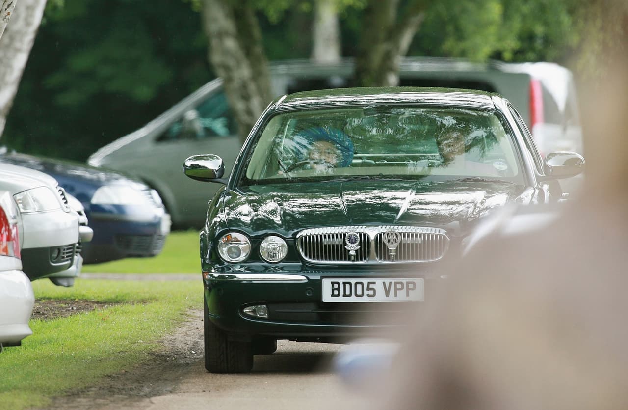 Aquí se la ve al volante de un
<b>Daimler Super V8 X350</b> con su fiel guardaespaldas a su lado. En la parilla del auto, que en Estados Unidos fue comercializado como Jaguar Vanden Plas, se puede ver el escudo de la el emblema de la reina 'ERII' y el emblema 'AA' de la Asociacón del Automóvil británica, una institución similar al AAA de Estados Unidos, que irónicamente fue formada en 1905 para ayudar a los motoristas a evitar las costosas multas por exceso de velocidad establecidas durante el reinado de la reina Victoria.