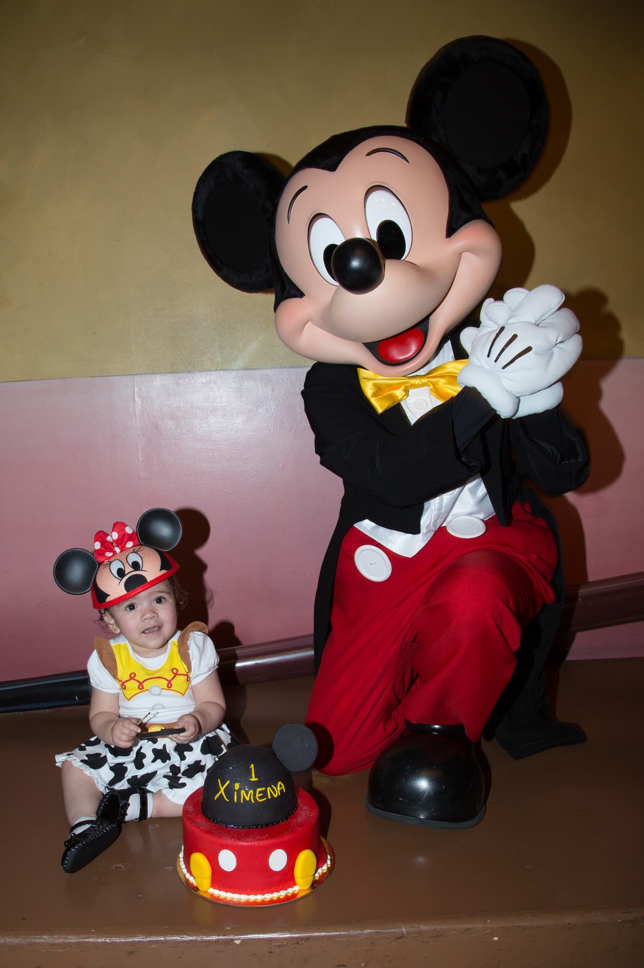 En este viaje no podía faltar la fotografía de la bebé Ximena con Mickey Mouse.