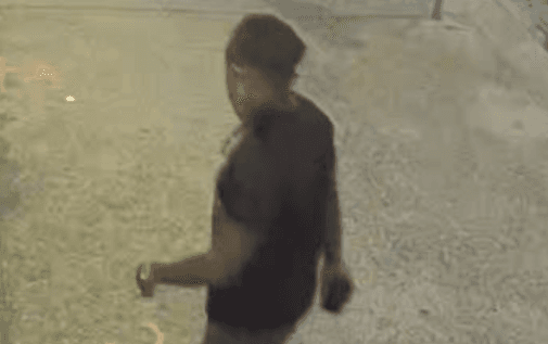 Buscan a hombre por manosear una estudiante de UT en Austin fuera del campus 