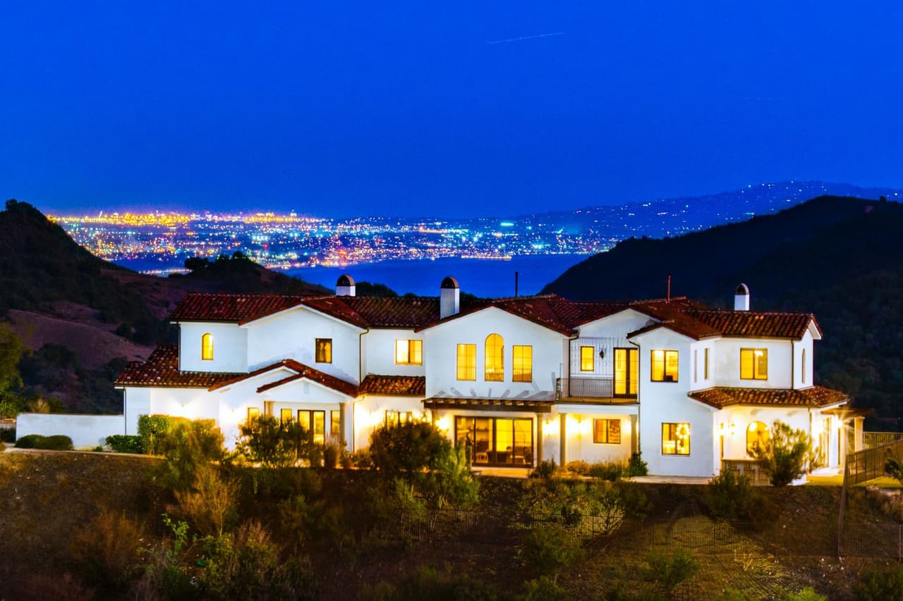 El nuevo hogar de la joven de 21 años se encuentra en la cima de una montaña cerca de Topanga, lugar ubicado entre Malibú y Calabasas, en el estado de California.
