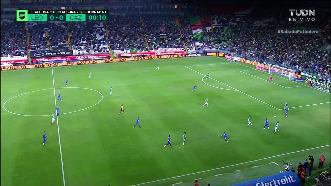 Arranca el partido y la pelota está en juego.