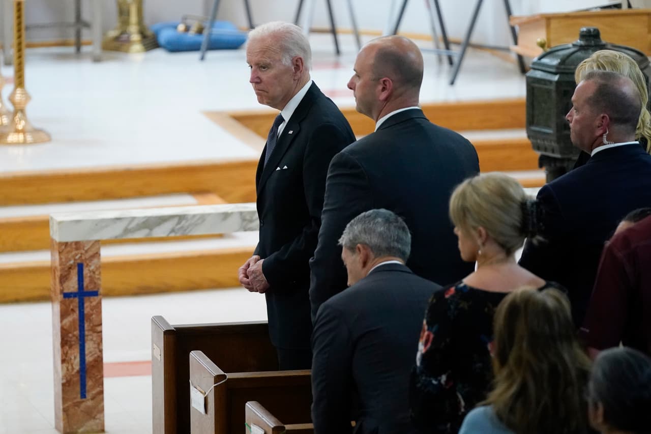 El presidente Joe Biden junto a la primera dama en la misa este domingo. Un violinista y un pianista tocaron el Ave María y otros himnos antes de que comenzara el servicio. 
<b>“Nuestros corazones están rotos”, dijo el arzobispo Gustavo García-Siller.</b>