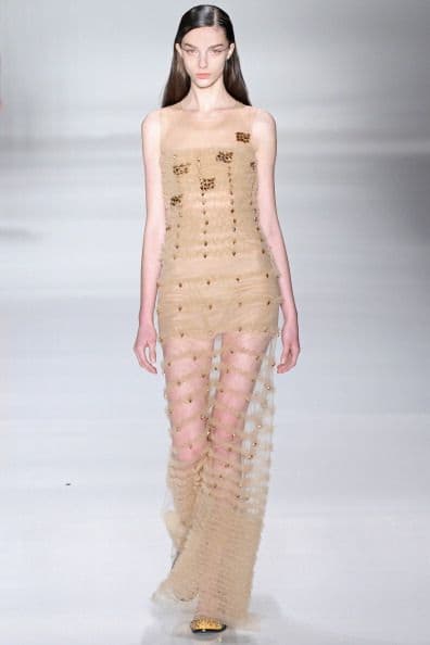 Las grandes firmas optaron por enseñar esta tendencia en un 'look' repleto a rayas translúcidas, que dejaba ver gran parte de la ropa interior femenina.