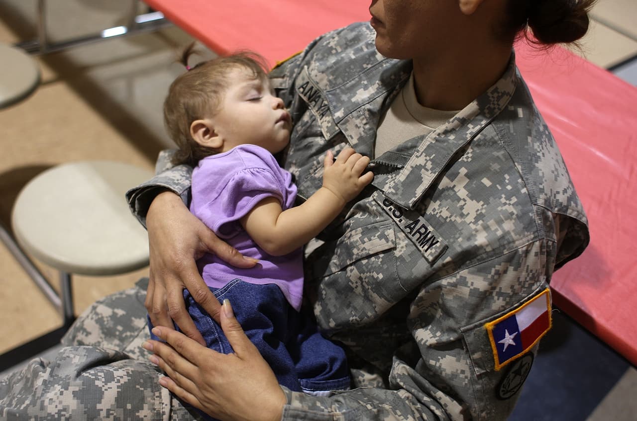 Emergencias sociales. Margarita Anaya, una soldado de la Guardia Nacional, cuida a un bebé en Laredo, en la frontera de Texas. Fue durante la llamada Operación Lone Star, que durante cinco días de 2016 intentó proveer atención médica gratuita a las comunidades más empobrecidas del sur de Texas, cerca de México.