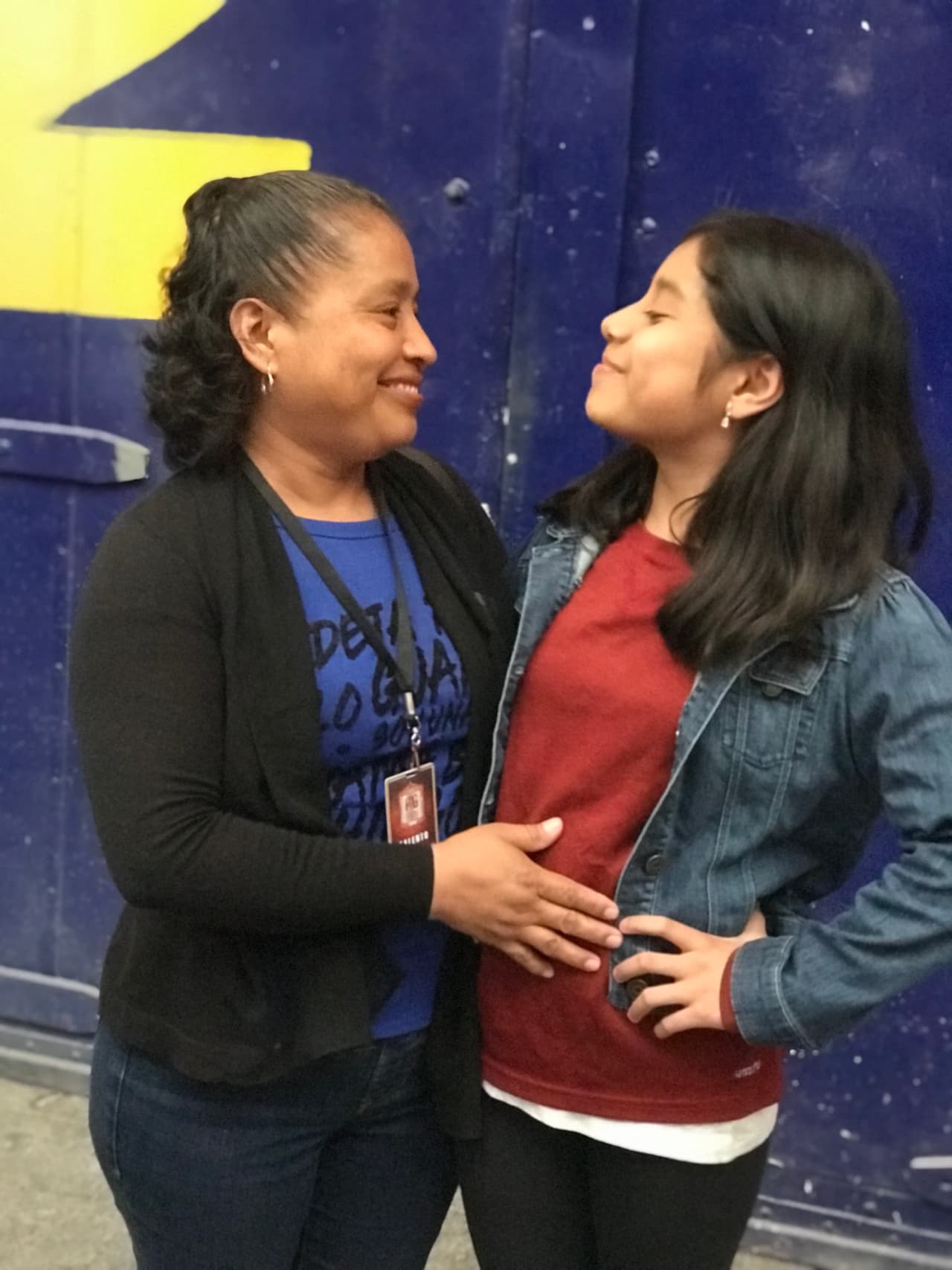 La cantante quiere ganar el reality infantil para pagar el tratamiento de cáncer que padece su madre, que trabaja en las calles vendiendo elotes para poder costear su tratamiento de quimioterapia.