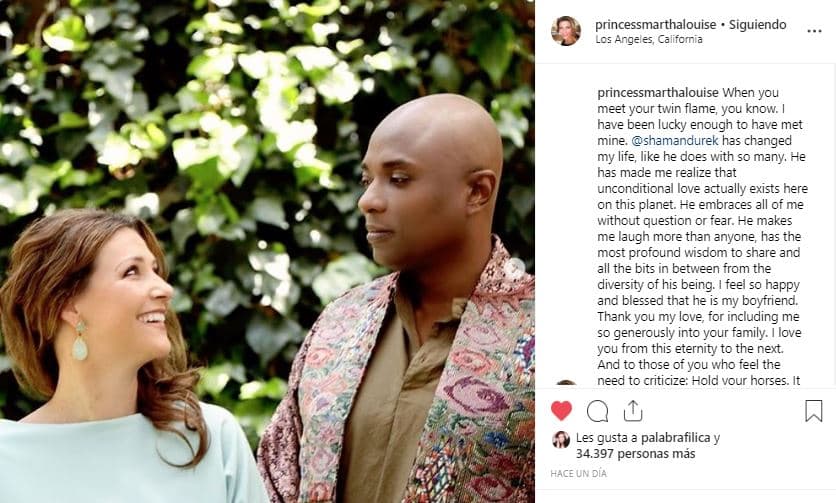 Meghan Markle y el príncipe Harry tendrán compañía de otro miembro de la realeza europea en suelo estadounidense. Se trata de la princesa noruega 
<b>Märtha Louise</b>, quien desde hace un par de años acaparó titulares 
<b><a href="https://www.univision.com/famosos/la-hija-del-rey-de-noruega-confirma-su-romance-con-el-chaman-de-gwyneth-paltrow-fotos" target="_blank">por proclamar su amor al chamán Durek Verret. </a></b>
<br>