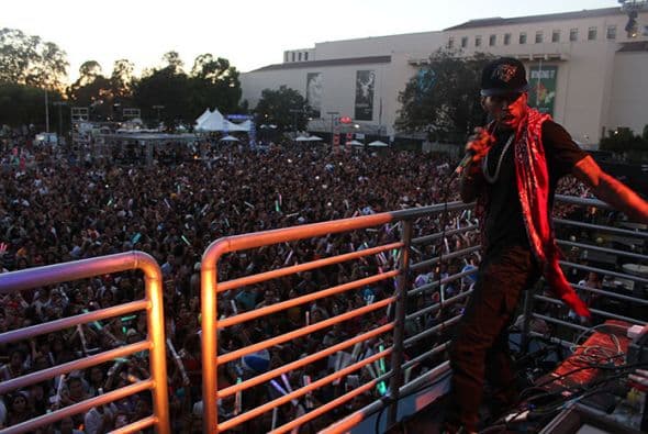Kid Ink performed high above the crowd from the Coors Light stage! See exclusive pics of his high energy performance!
