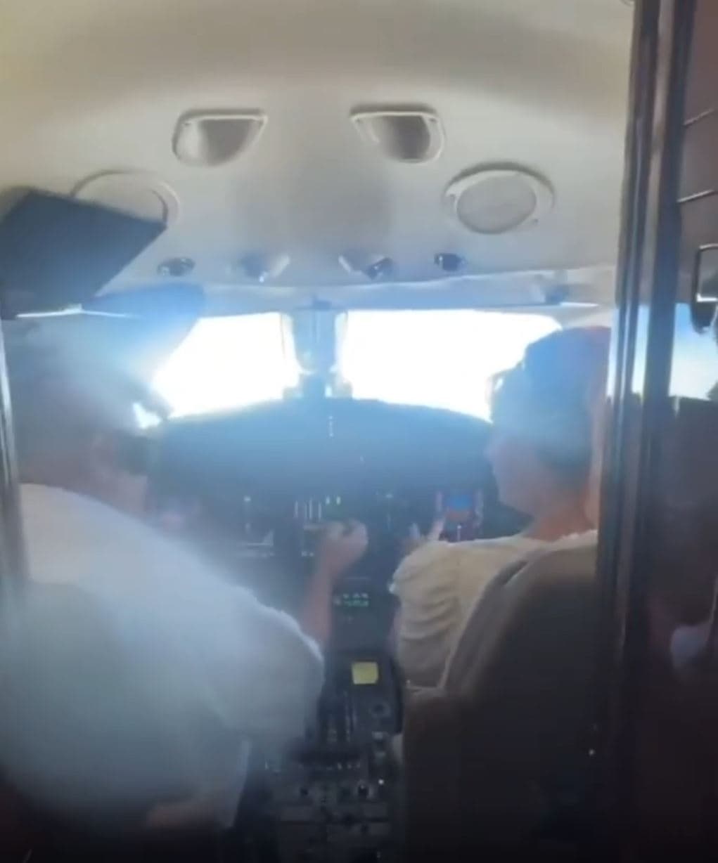 No podemos decir con certeza qué modelo de nave era la que Britney pilotó, pues en la publicación solo se puede apreciar la cabina y las hélices del motor derecho. Eso sí, no nos cabe duda que la cantante disfrutó de cada segundo a bordo.