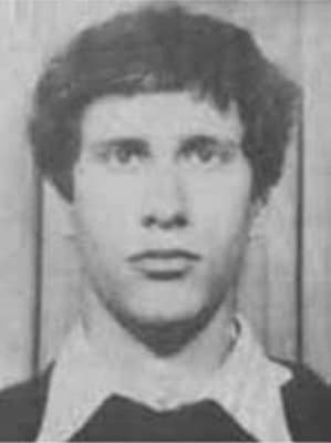 <h3 class="cms-H3-H3">Lawrence William Fishman</h3>
<br>
<br>Con 75 años, este hombre que padece una grave enfermedad mental, es buscado en relación con el asesinato de su padre el pasado 28 de noviembre de 1980, a quien le disparó cuatro veces en la espalda, tras haber hecho lo mismo con su madre, quien terminó recuperándose de sus heridas. 
<br>